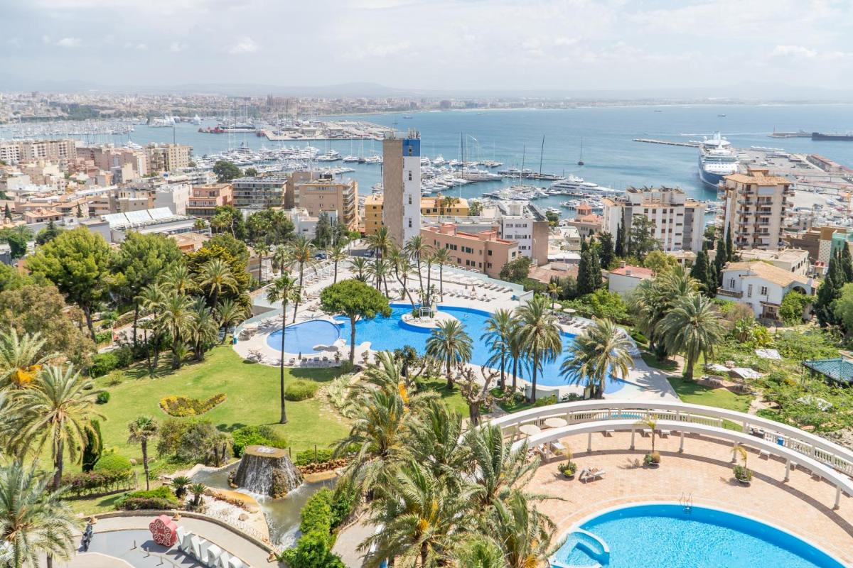 una vista aérea de la ciudad de Dubrovnik y del océano en GPRO Valparaiso Palace & Spa, en Palma de Mallorca