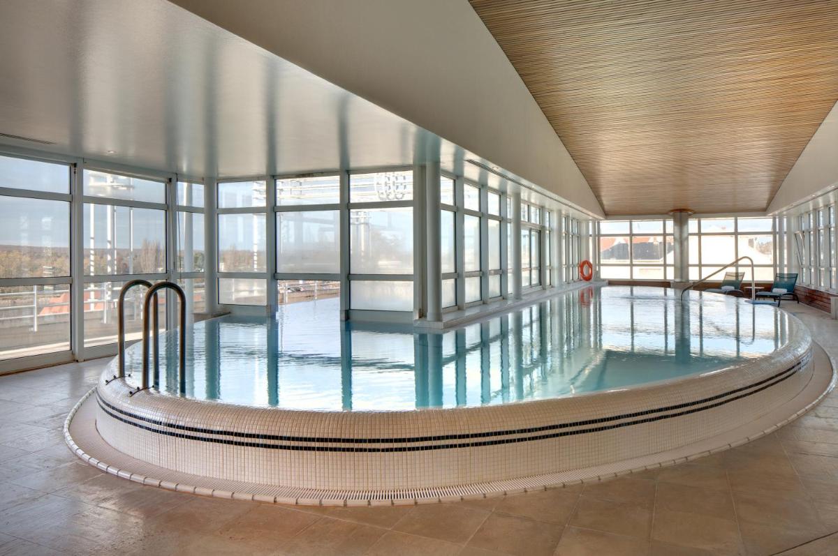 Piscine de l'établissement Célestins Spa Thermal & Hôtel by Vy Resort ou située à proximité