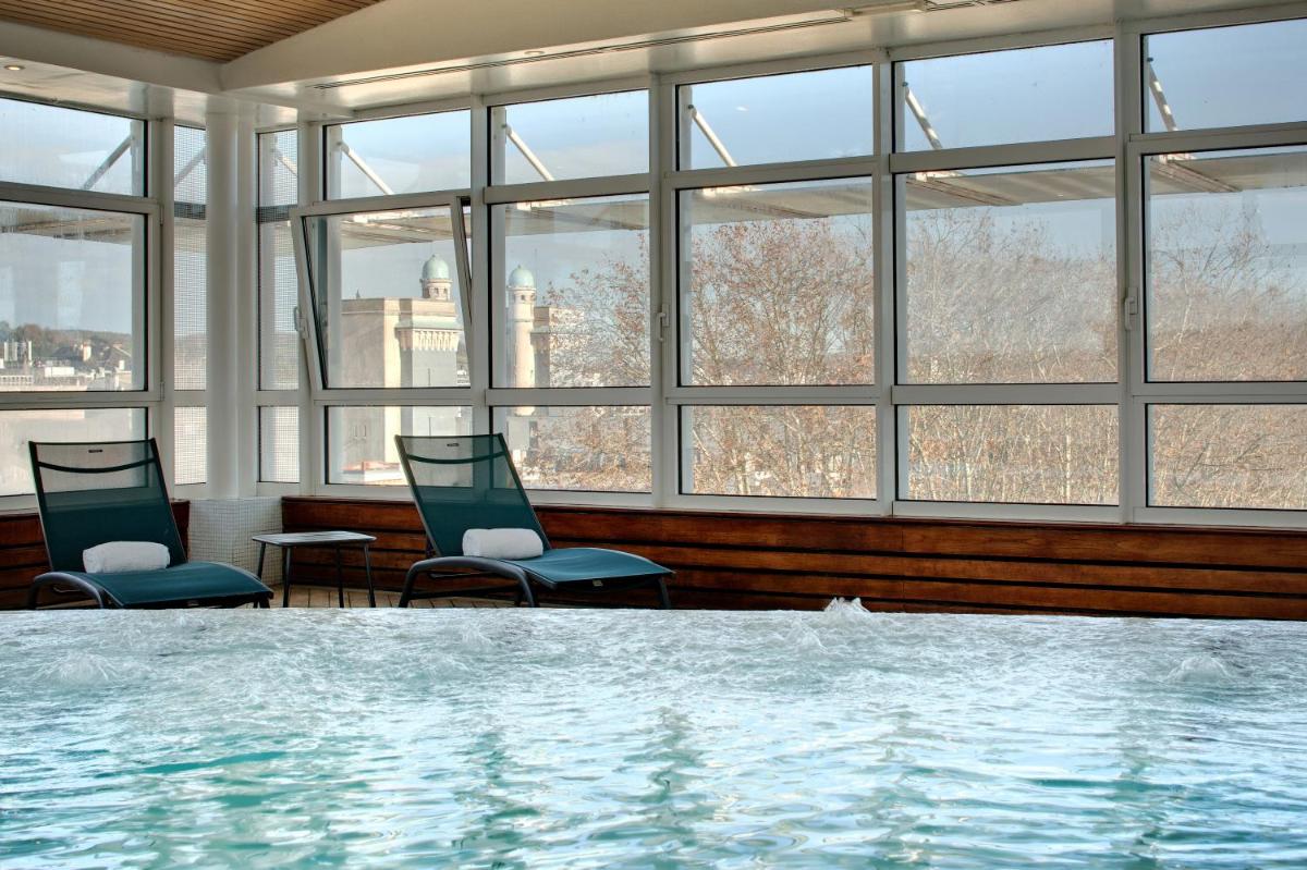 Piscine de l'établissement Célestins Spa Thermal & Hôtel by Vy Resort ou située à proximité