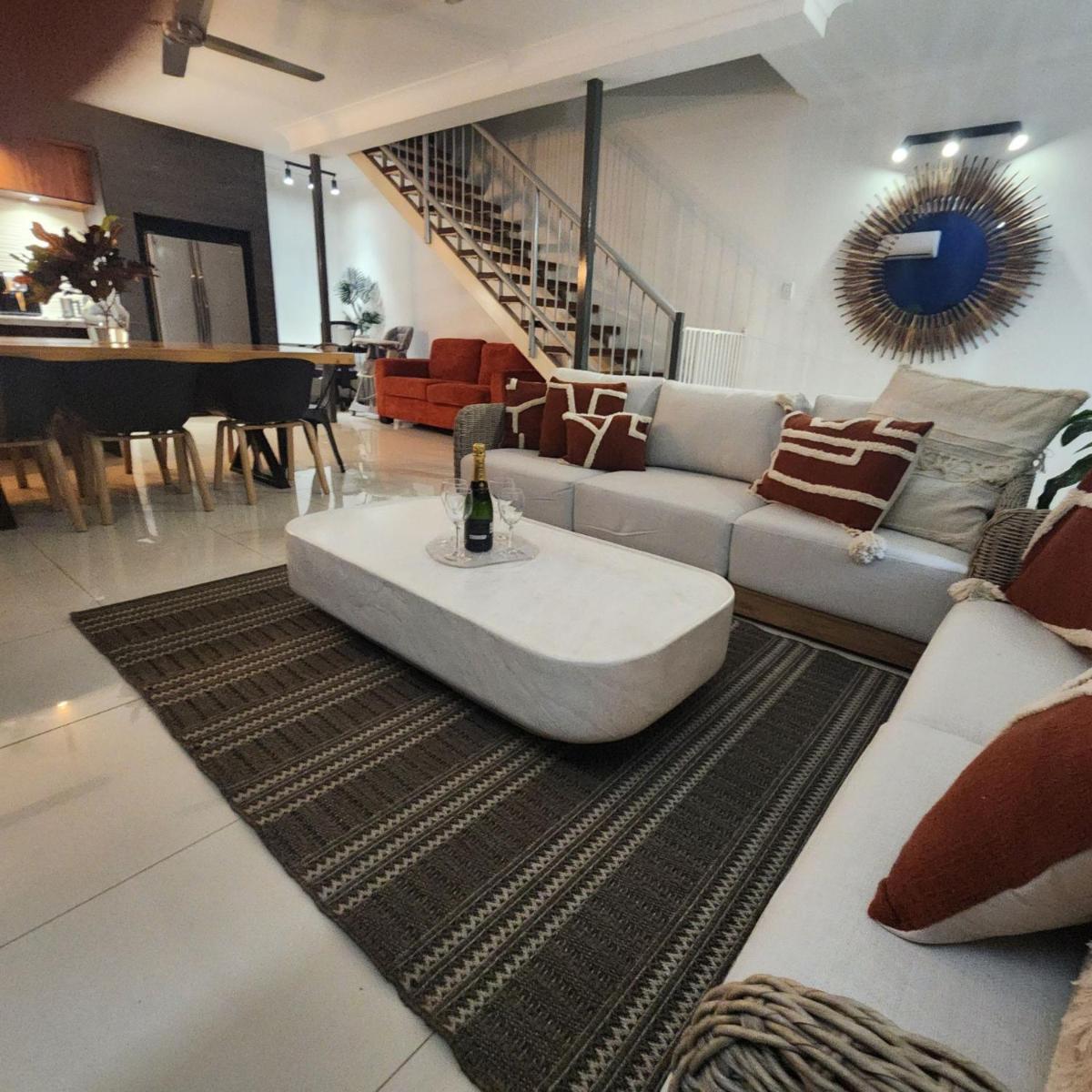 4 BEDROOM GARDENS ESCAPE - CHAMPAGNE STAYS Darwin with SPA - Housity