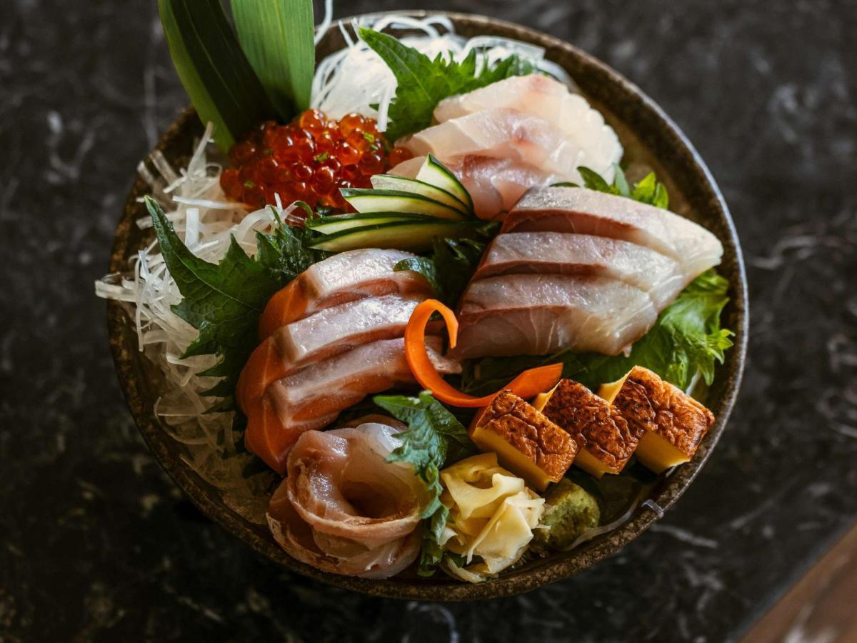 un tazón de comida con carne y verduras en Mondrian Ibiza, en Cala Llonga