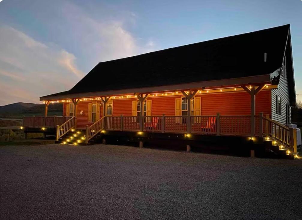 CatskillsChalet/WIFI/SKIING/Fireplace/King Bed - Housity