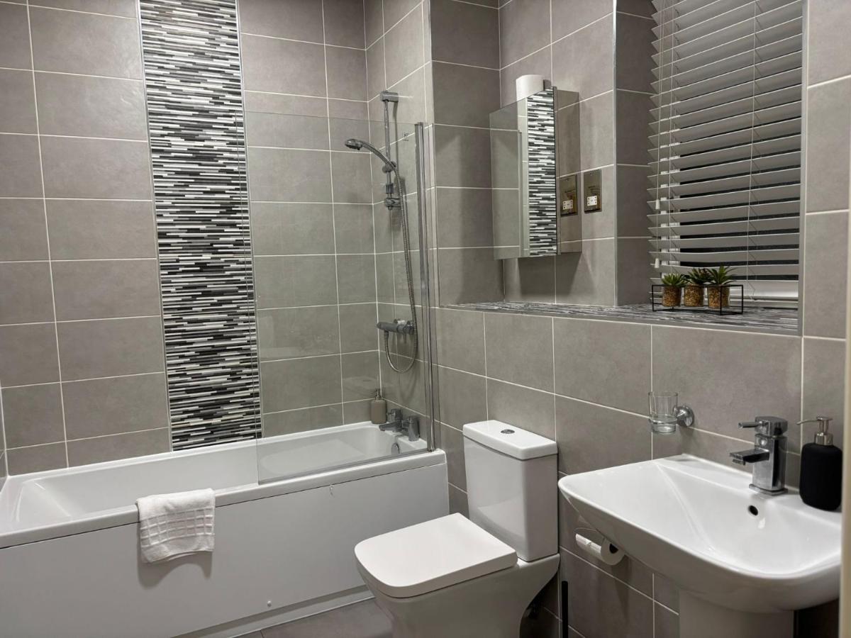 24-7 Secured City Centre Apartments with Free Underground Parking and WiFi - Housity