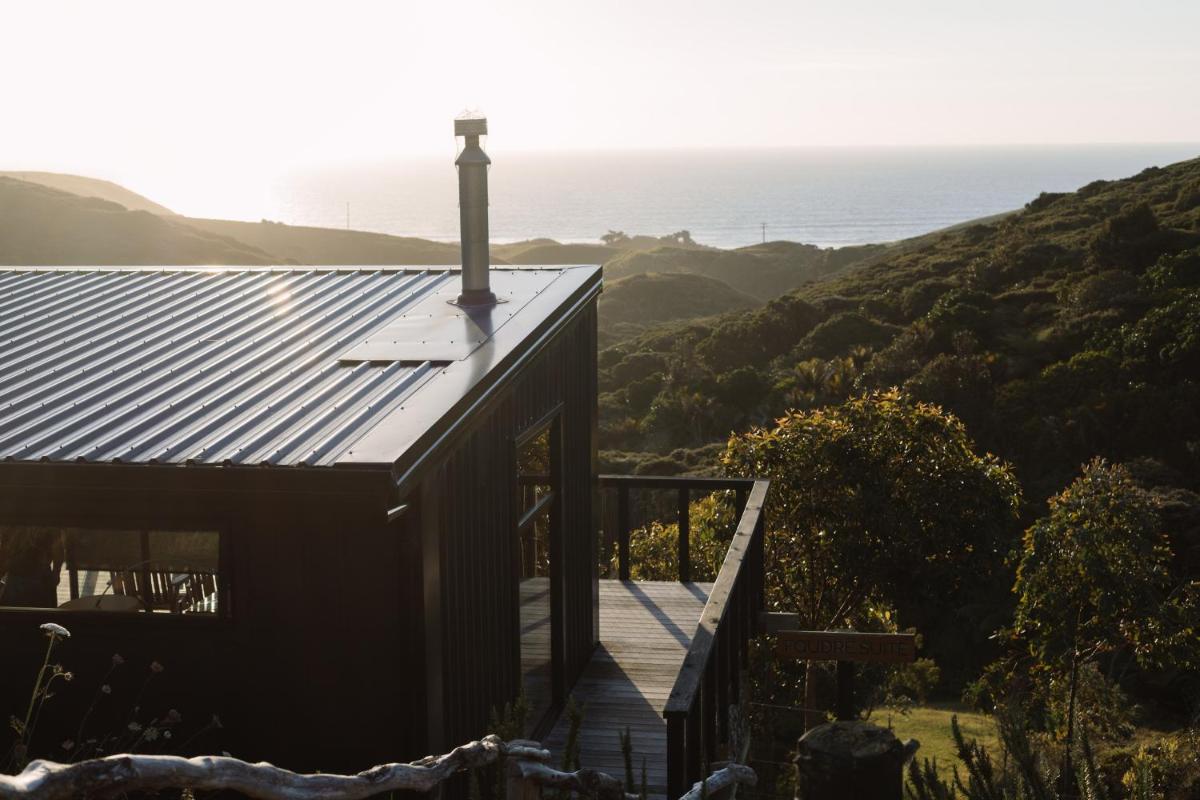 Foudre Suite with Hot Tub at Barrelled Wines Raglan - Hizvo