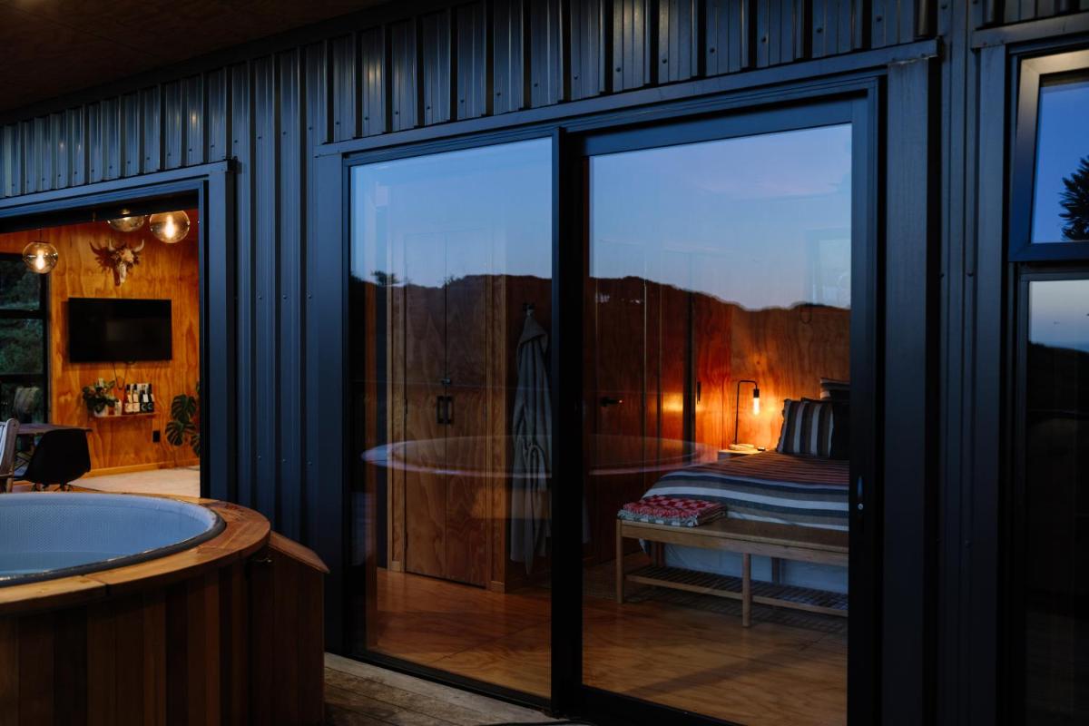 Foudre Suite with Hot Tub at Barrelled Wines Raglan - Hizvo