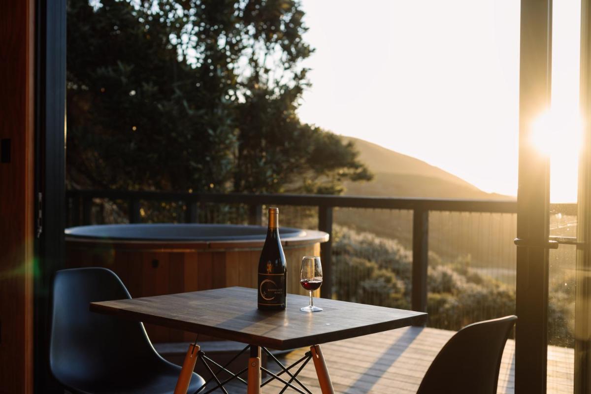 Foudre Suite with Hot Tub at Barrelled Wines Raglan - Hizvo