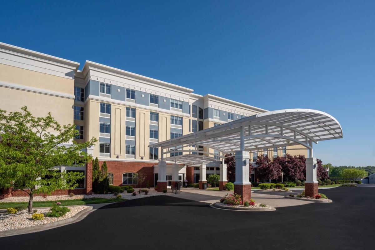 Delta Hotels by Marriott Huntington Mall - Housity