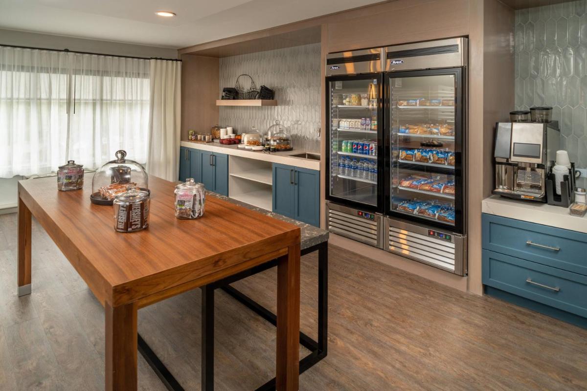 Delta Hotels by Marriott Huntington Mall - Housity