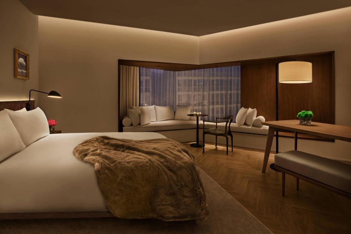 Una habitación de hotel con una cama con una manta peluda. en The Barcelona EDITION, en Barcelona