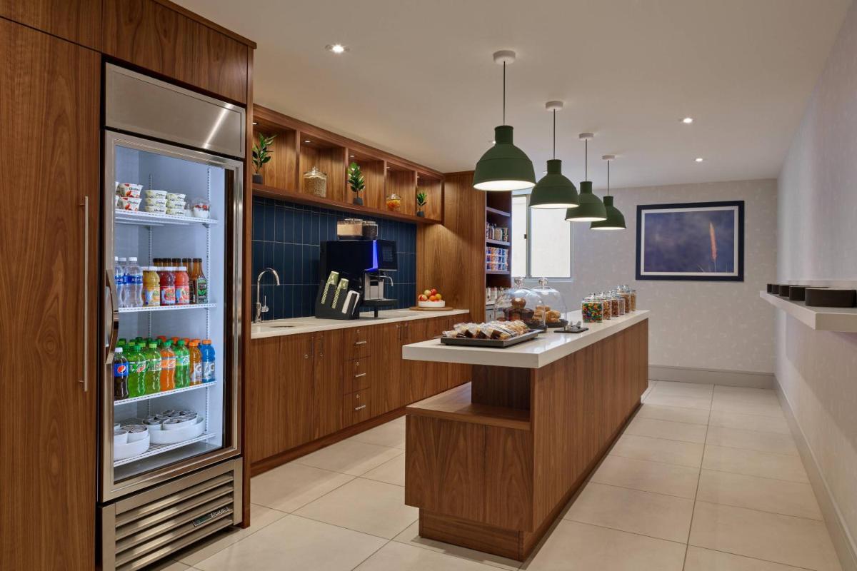 Delta Hotels by Marriott Chicago Willowbrook - Housity