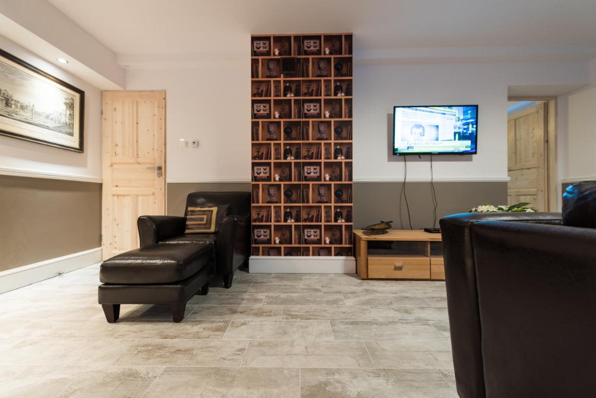 White Home Apartment - Housity