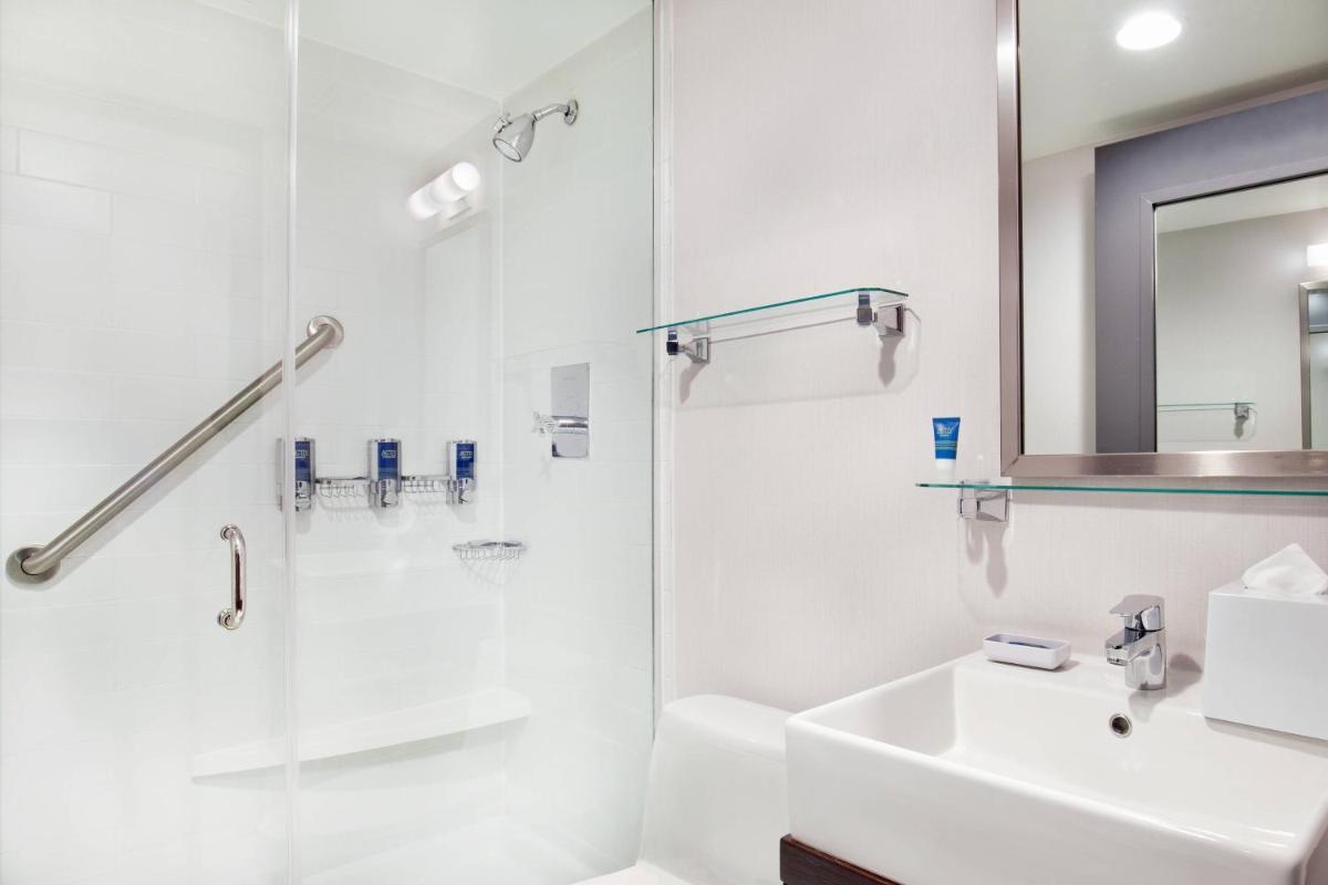 Four Points by Sheraton Midtown - Times Square - Housity