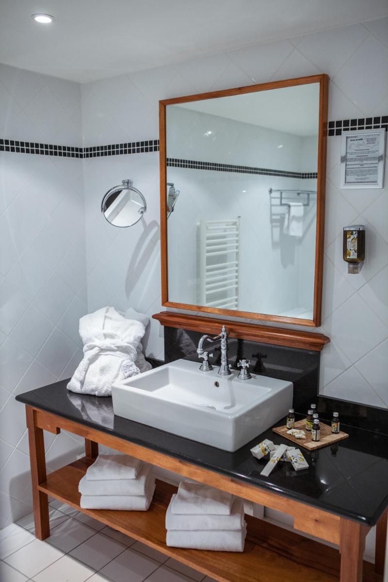 Salle de bains dans l'établissement Hôtel Beau Rivage