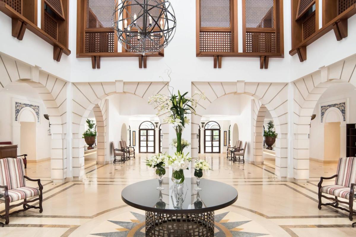Uma área de estar em Pine Cliffs Hotel, a Luxury Collection Resort, Algarve
