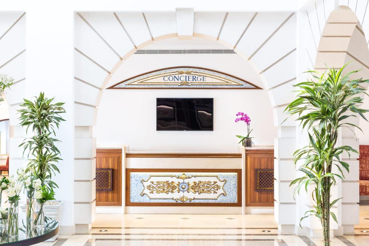 Uma televisão e/ou sistema de entretenimento em Pine Cliffs Hotel, a Luxury Collection Resort, Algarve