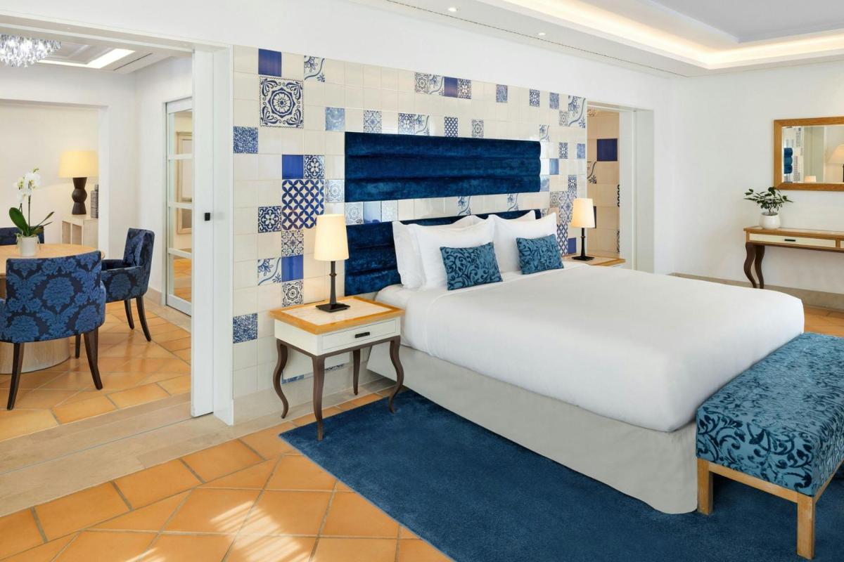 Uma cama ou camas num quarto em Pine Cliffs Hotel, a Luxury Collection Resort, Algarve