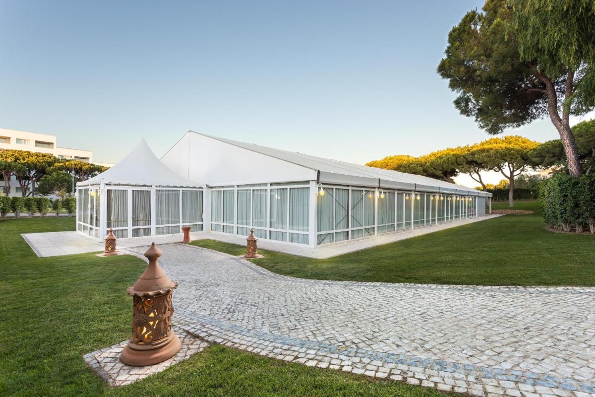 Um jardim no exterior de Pine Cliffs Hotel, a Luxury Collection Resort, Algarve