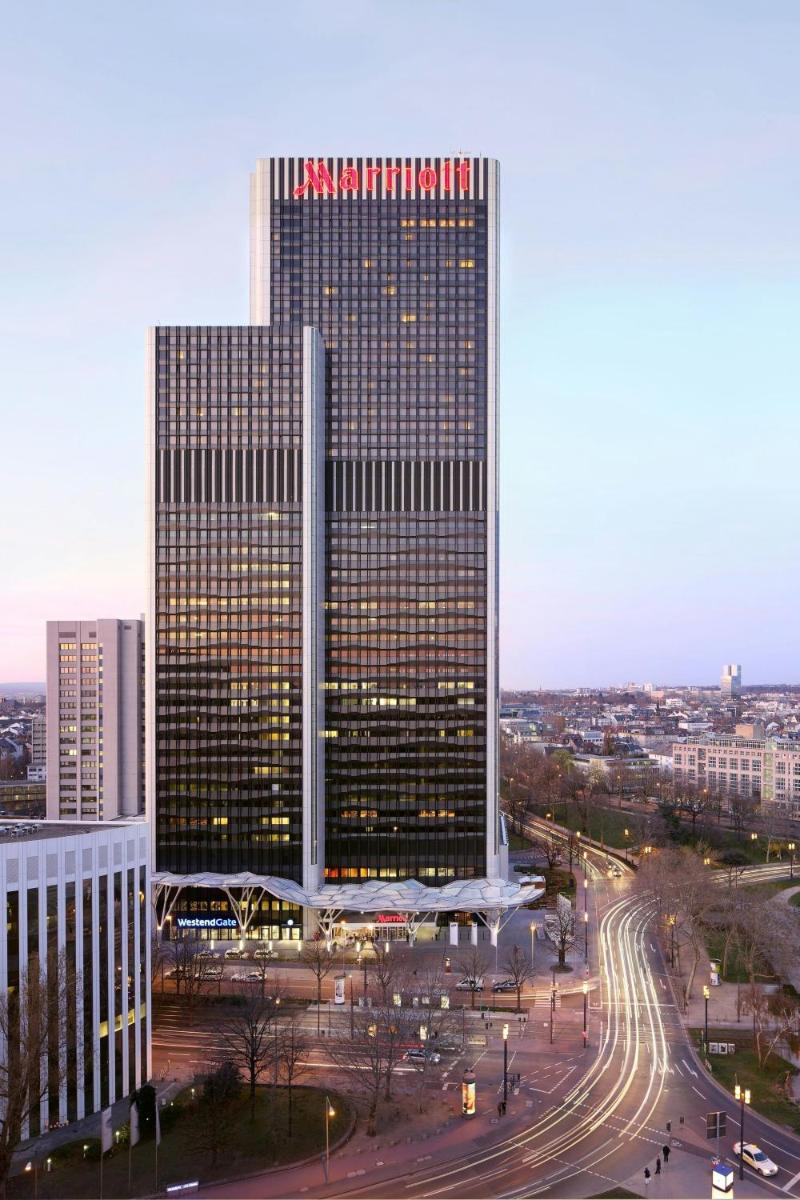 ein hohes Gebäude mit viel Verkehr davor in der Unterkunft Frankfurt Marriott Hotel in Frankfurt am Main ein hohes Gebäude mit viel Verkehr davor in der Unterkunft Frankfurt Marriott Hotel in Frankfurt am Main