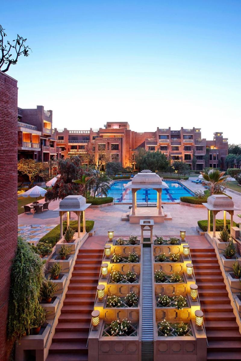 a view of a courtyard with a bunch of plants at ITC Rajputana, a Luxury Collection Hotel, Jaipur in Jaipur