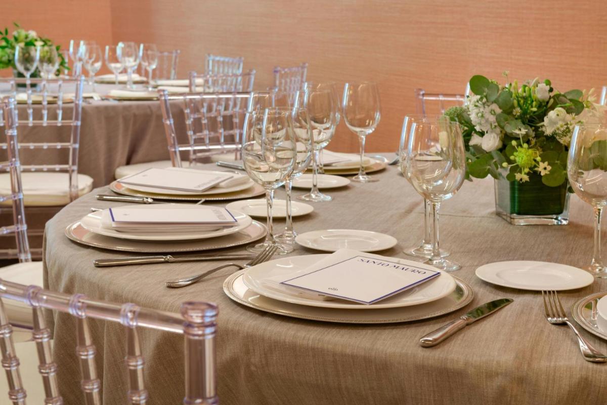 Un restaurante o sitio para comer en Santo Mauro, a Luxury Collection Hotel, Madrid