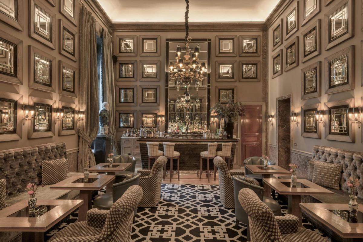 Un restaurante con mesas y sillas y un bar. en Santo Mauro, a Luxury Collection Hotel, Madrid, en Madrid