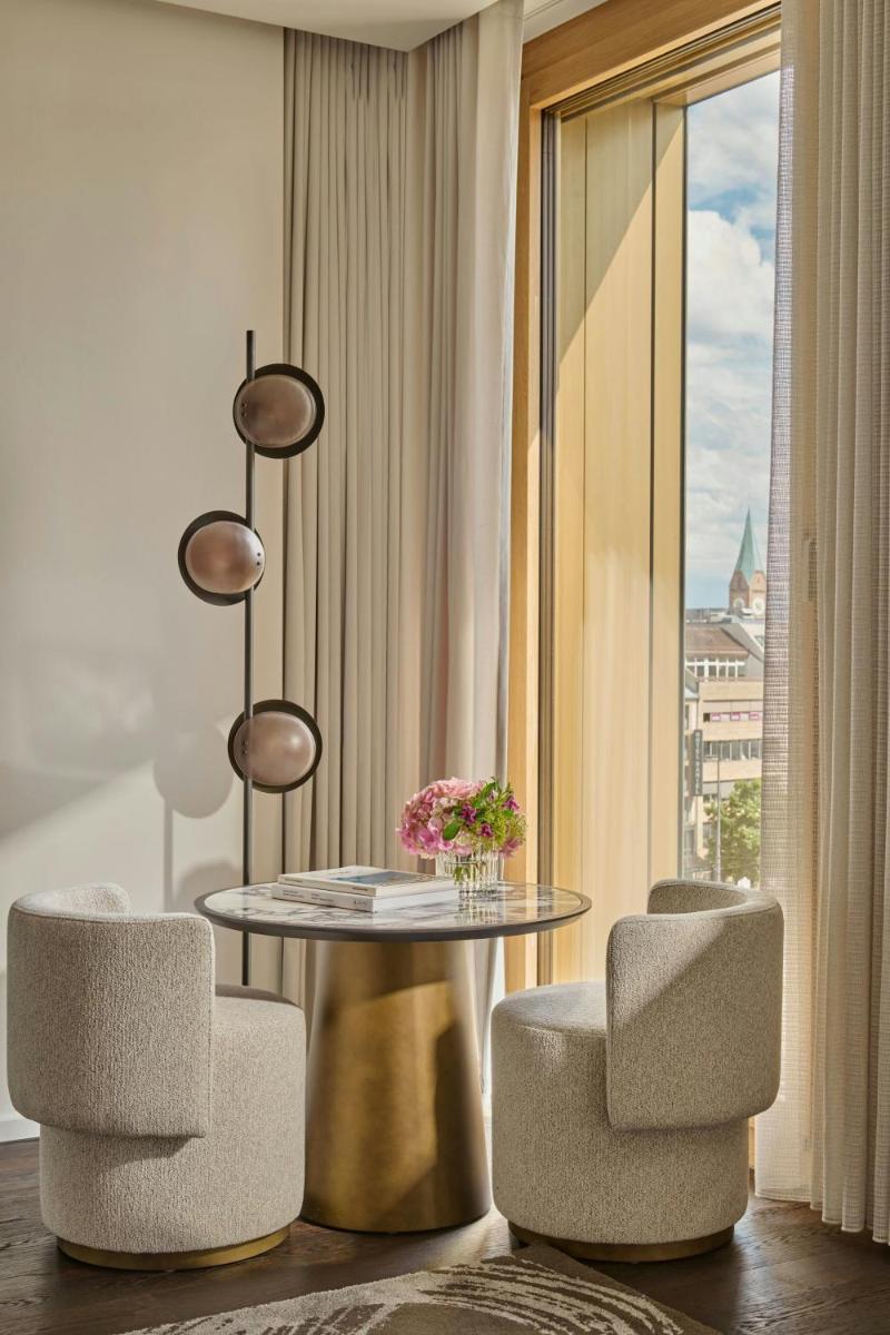 Ein Sitzbereich in der Unterkunft Koenigshof, a Luxury Collection Hotel, Munich
