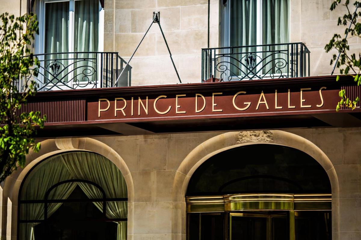 un panneau sur le côté d'un bâtiment dans l'établissement Prince de Galles, un hôtel Luxury Collection, Paris, à Paris 37 autres photos