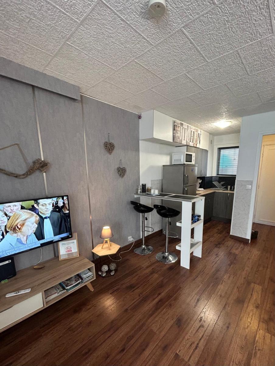 STUDIO CLIMATISE Le Flot Bleu proche Plages, aéroport, Centre formations, Cap 3000, CERFPA - Housity