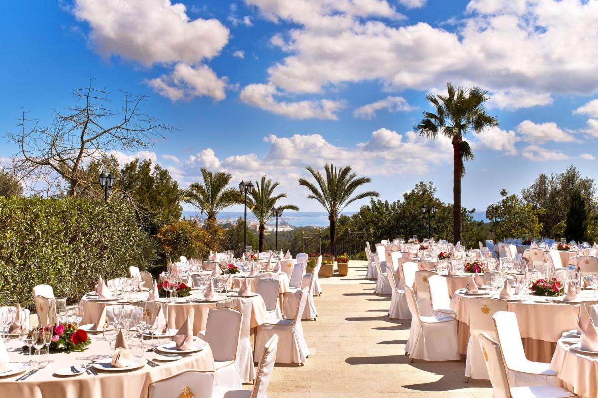 Un restaurante o sitio para comer en Castillo Hotel Son Vida, a Luxury Collection Hotel, Mallorca