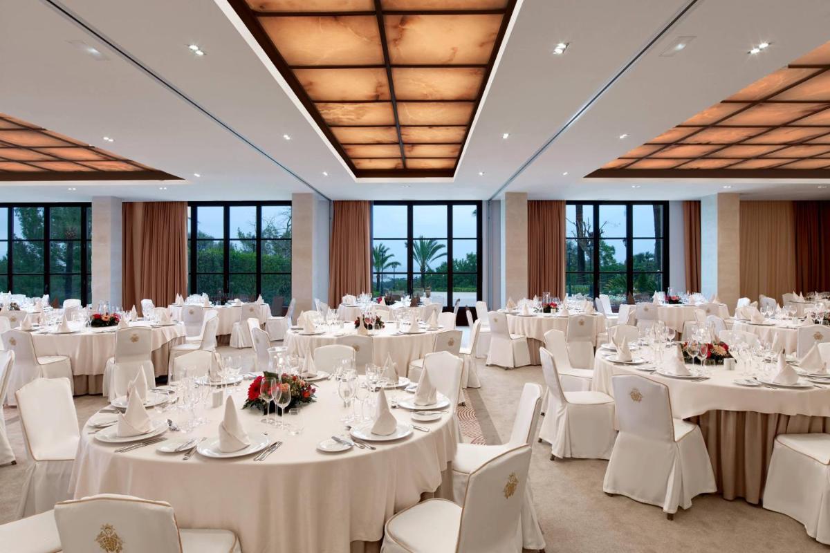 Un restaurante o sitio para comer en Castillo Hotel Son Vida, a Luxury Collection Hotel, Mallorca