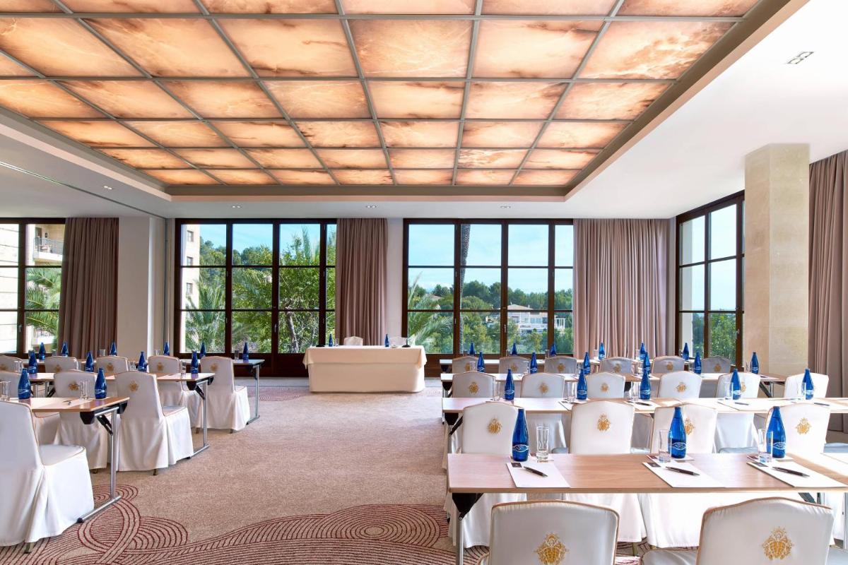 Un restaurante o sitio para comer en Castillo Hotel Son Vida, a Luxury Collection Hotel, Mallorca