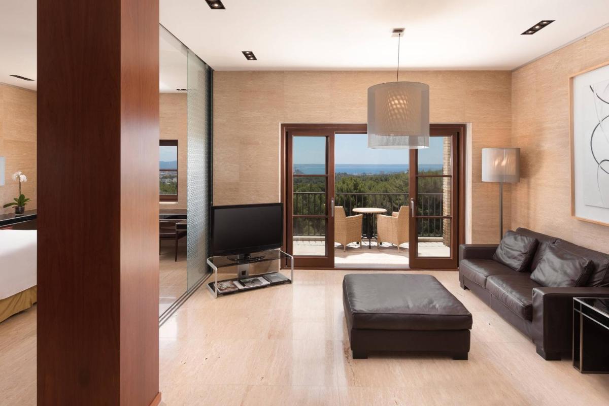 Una televisión o centro de entretenimiento en Castillo Hotel Son Vida, a Luxury Collection Hotel, Mallorca