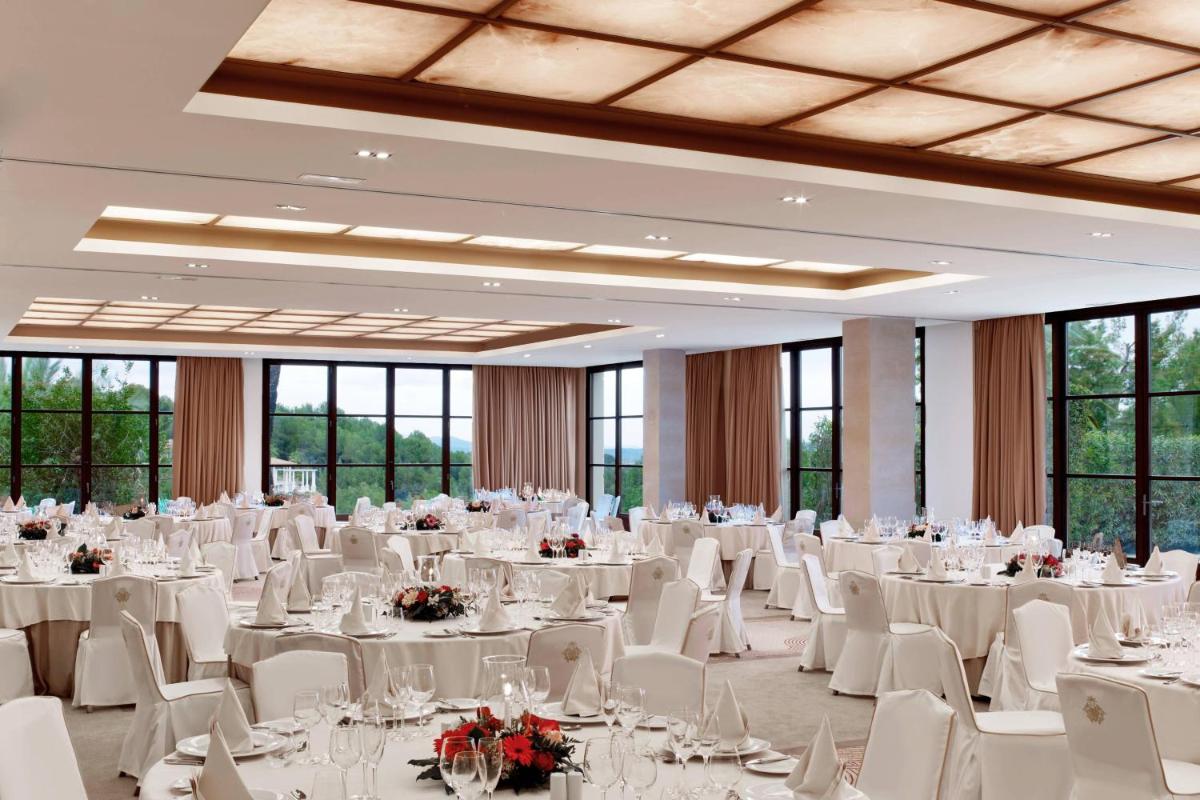 Un restaurante o sitio para comer en Castillo Hotel Son Vida, a Luxury Collection Hotel, Mallorca
