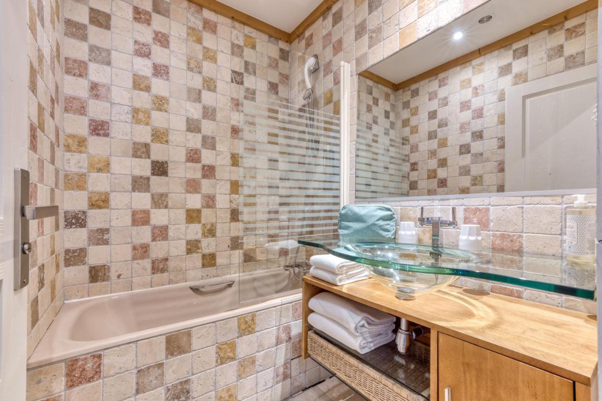 Salle de bains dans l'établissement Hôtel Lyret