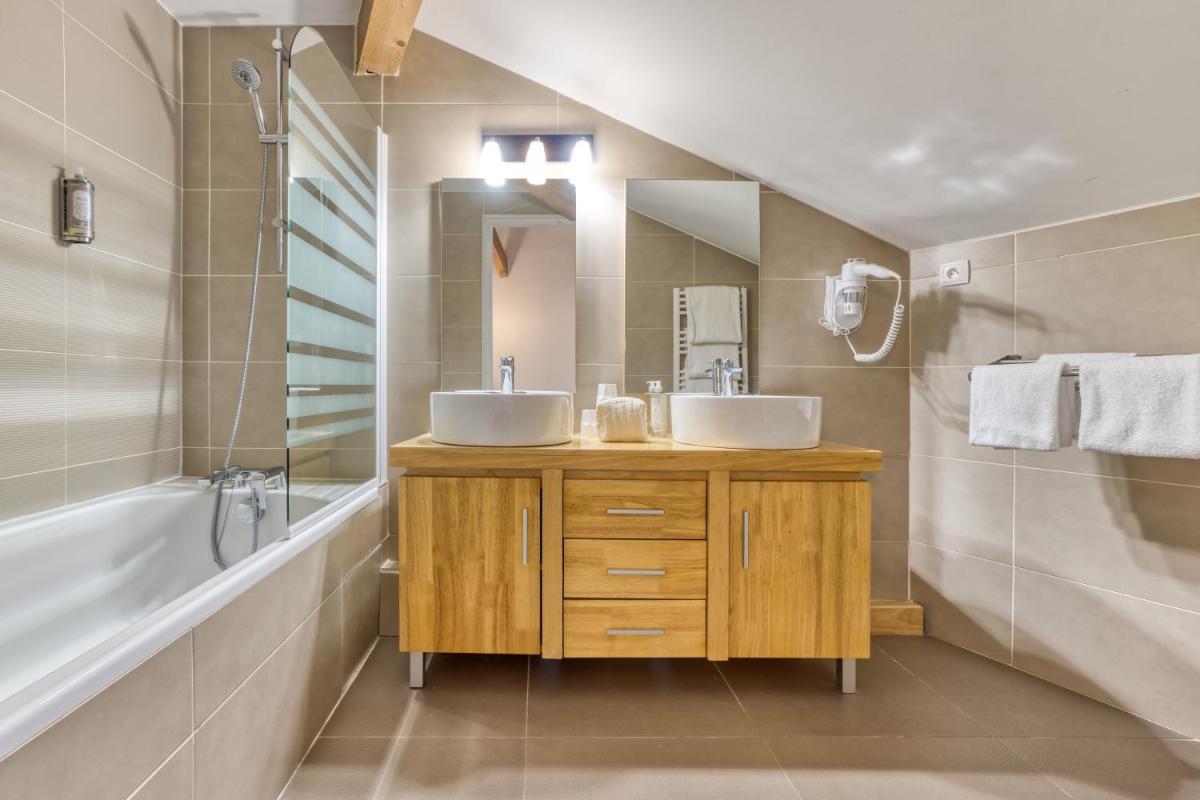 Salle de bains dans l'établissement Hôtel Lyret