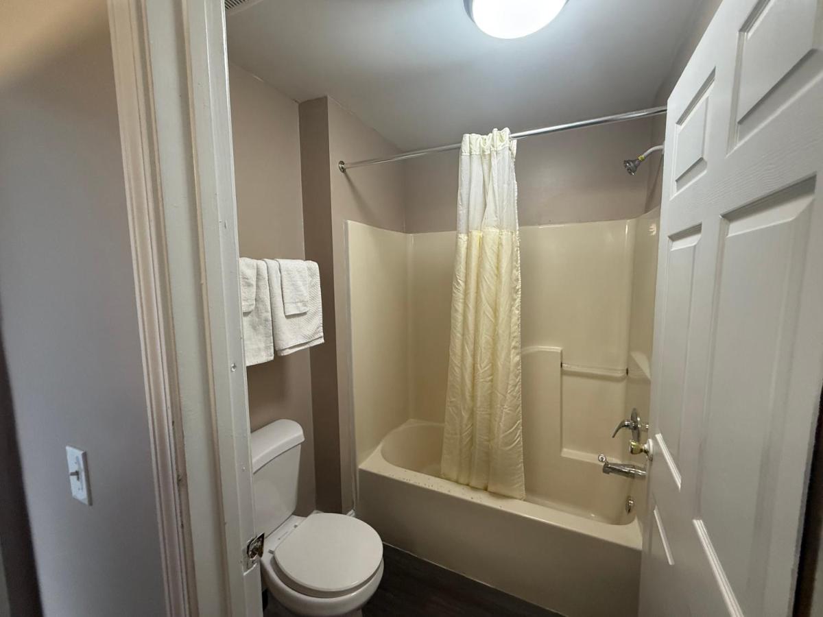Magnolia Bay Hotel & Suites - Housity