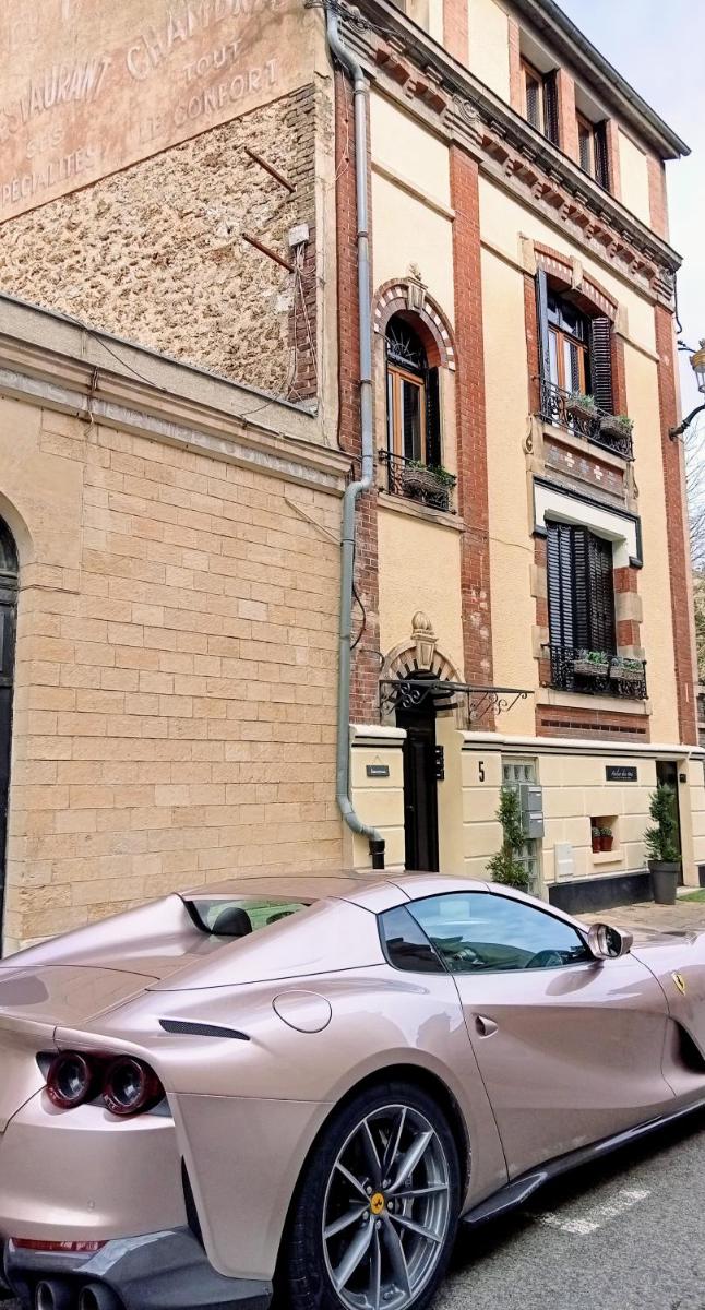 LES LOGES DU THEATRE, MAISON 6 chambres 150m2 pour 16 voyageurs MAX MODULABLE en 3 appartements privés dans quartier CHIC historique, a 200m de l'Avenue de Champagne, Gare, Musée, Jardins parcs, et toutes commodités, DEGUSTATION de CHAMPAGNE OFFERTE - Housity