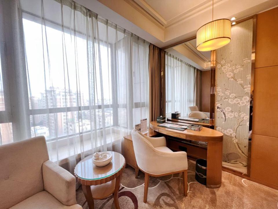 Menshine Gloria Plaza Hotel - Housity