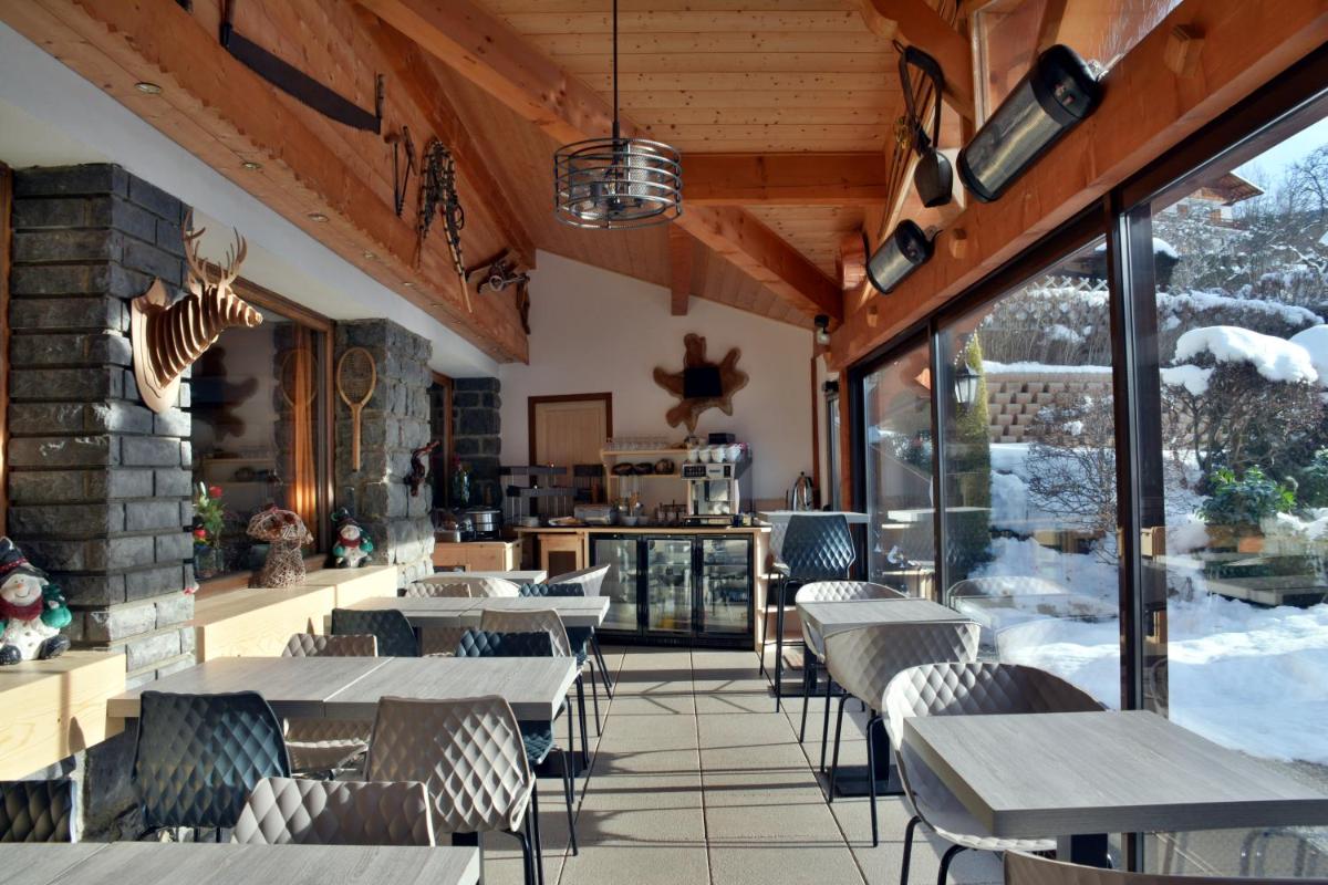 Restaurant ou autre lieu de restauration dans l'établissement Hôtel Les Côtes, Résidence Loisirs et Chalets