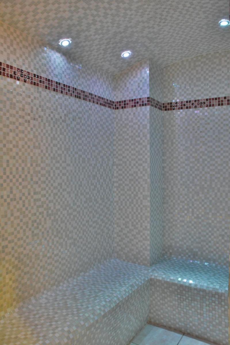Salle de bains dans l'établissement Hôtel Les Côtes, Résidence Loisirs et Chalets