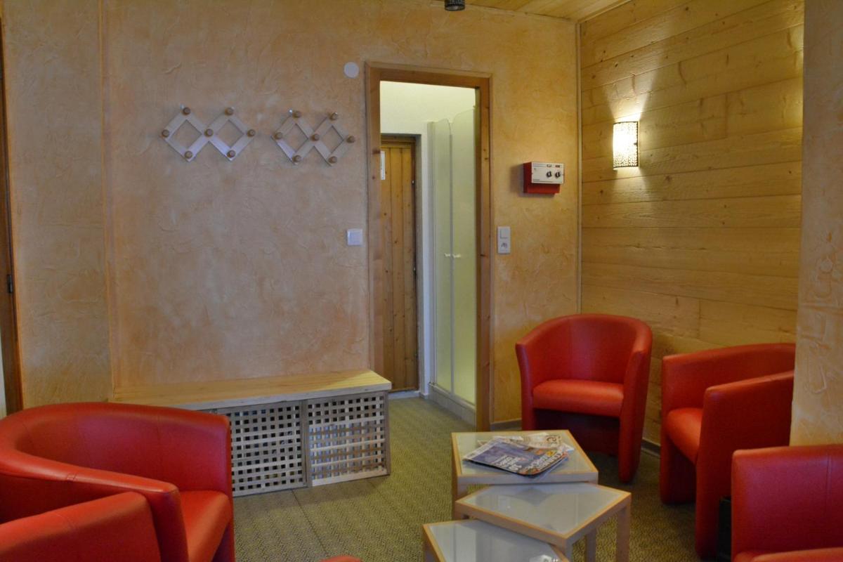 Coin salon dans l'établissement Hôtel Les Côtes, Résidence Loisirs et Chalets
