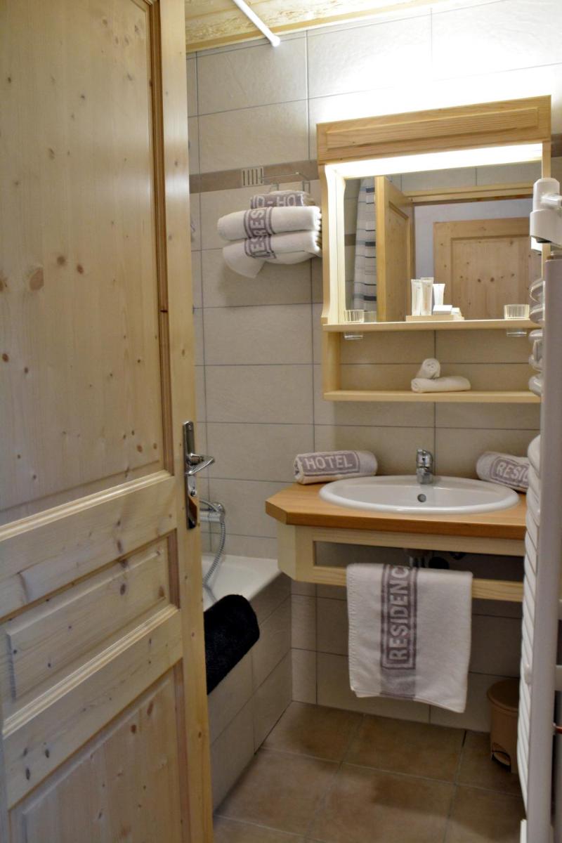 Salle de bains dans l'établissement Hôtel Les Côtes, Résidence Loisirs et Chalets