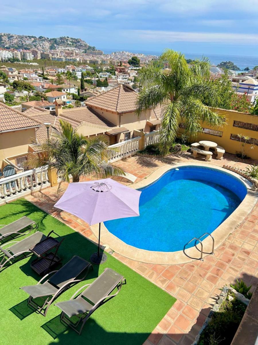 CHALET CON PISCINAS Y VISTAS DE ENSUEÑO - Housity