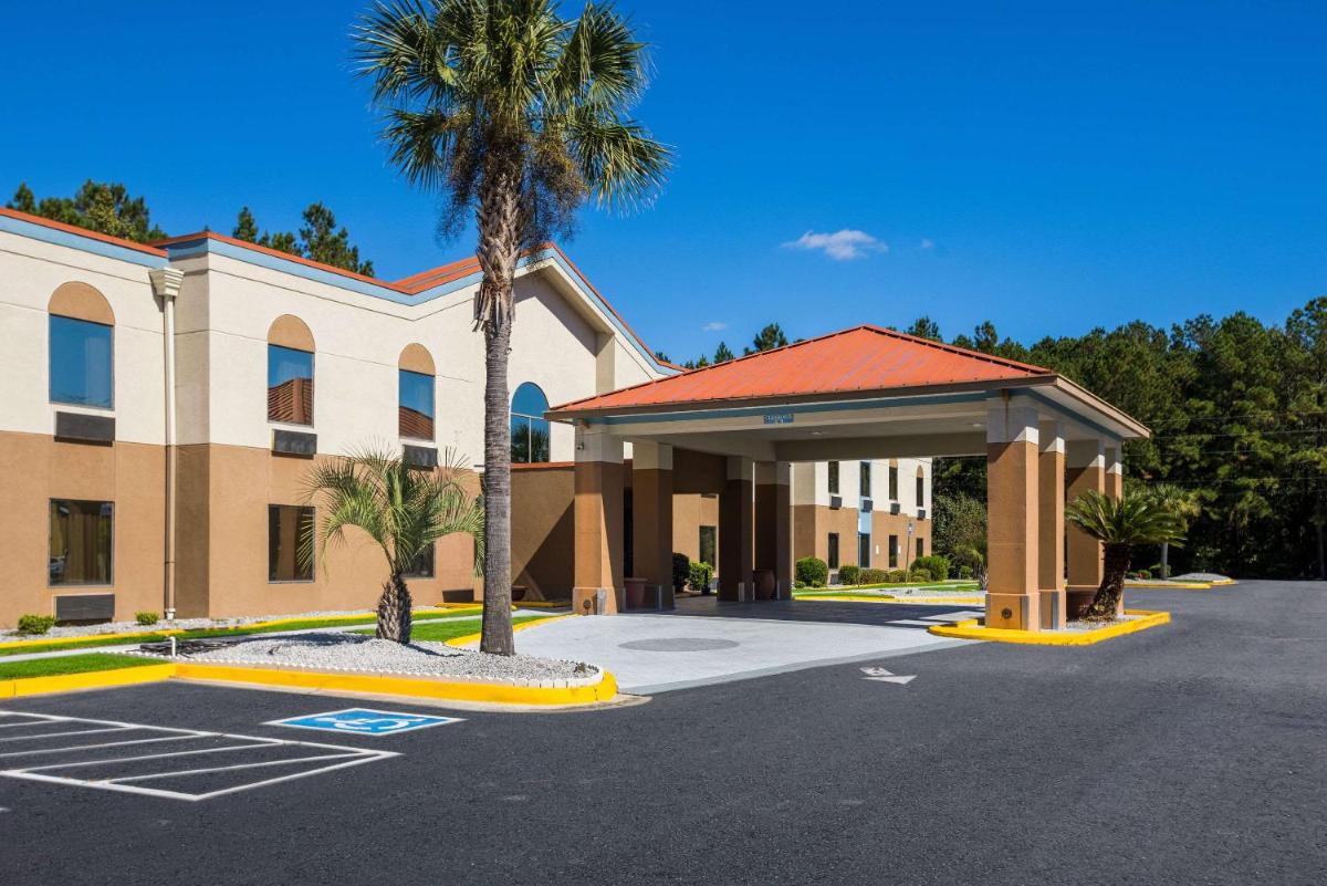 Clarion Pointe Hinesville near Fort Stewart - Housity