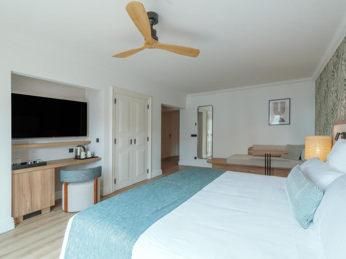 Uma cama ou camas num quarto em Dreams Madeira Resort Spa & Marina