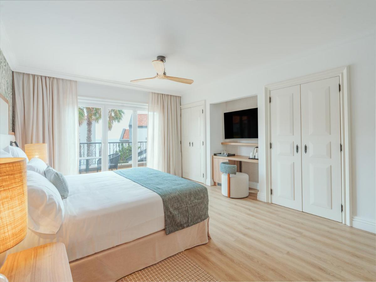 Uma cama ou camas num quarto em Dreams Madeira Resort Spa & Marina