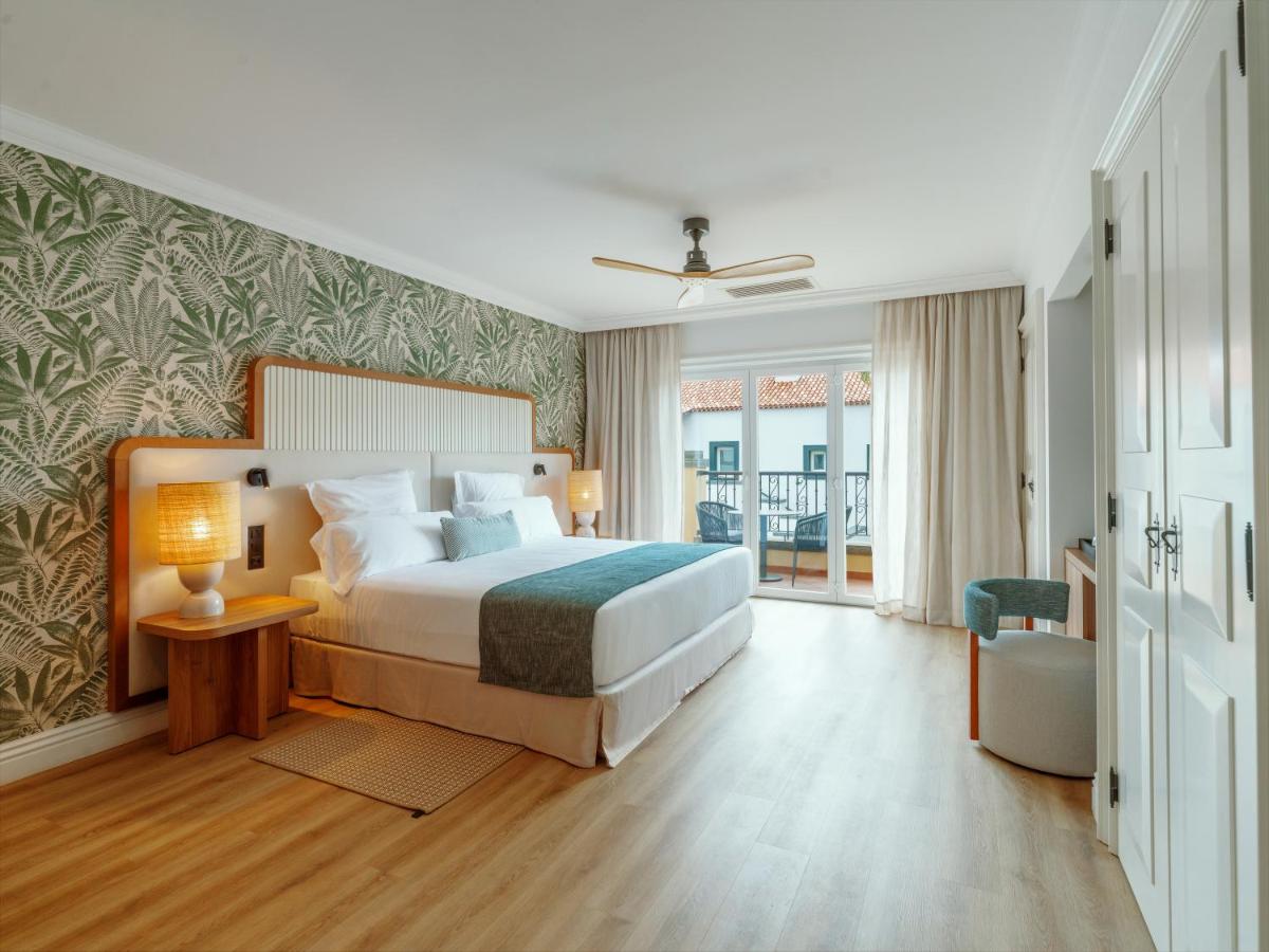 Uma cama ou camas num quarto em Dreams Madeira Resort Spa & Marina