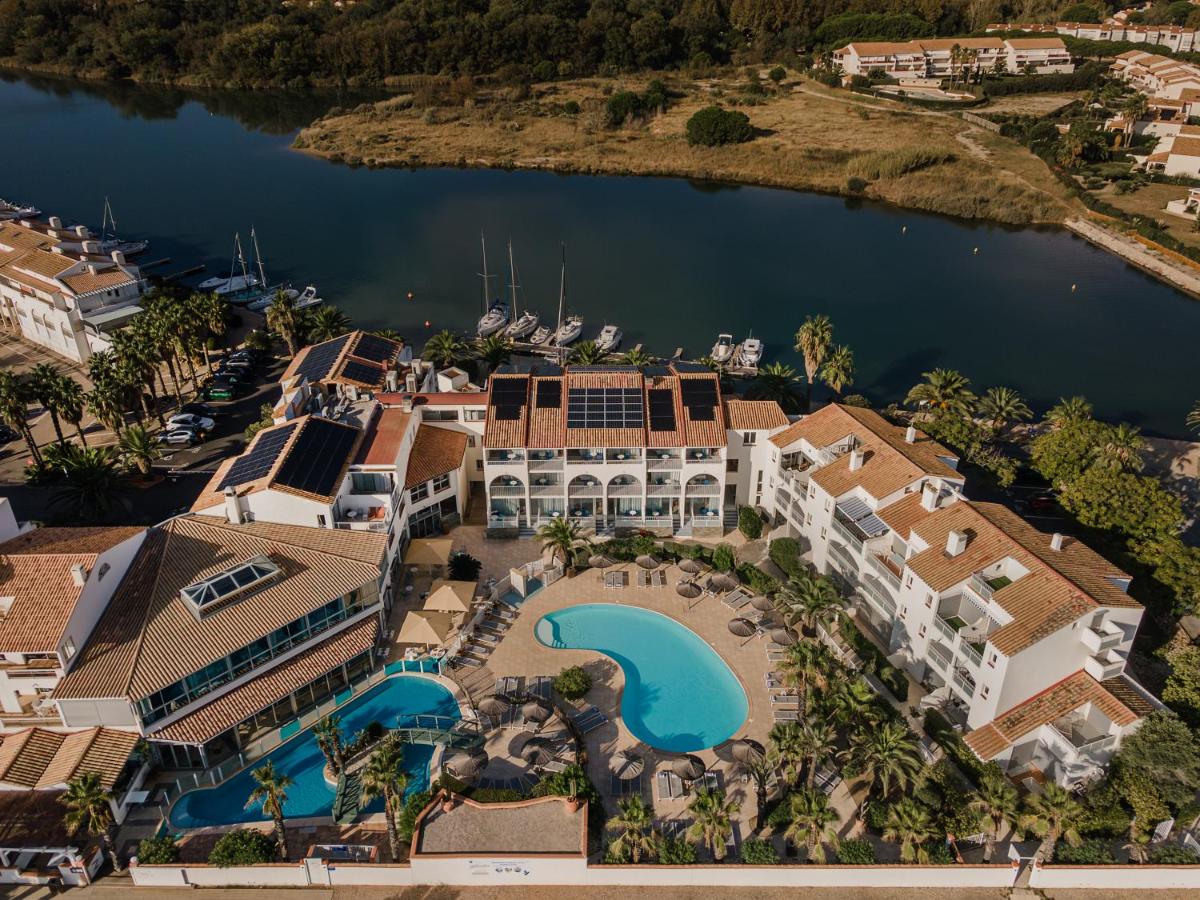 une vue aérienne d'un complexe avec piscine dans l'établissement Les Bulles de Mer - Hotel & Spa sur la Plage, à Saint-Cyprien