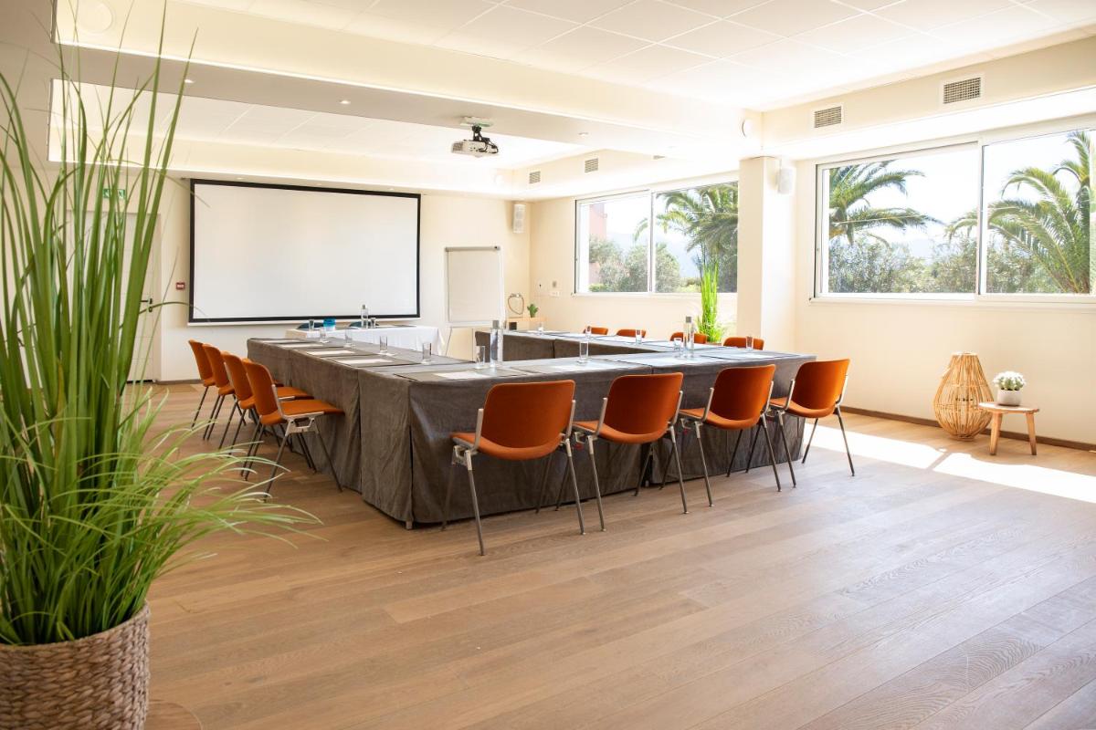 Espace de conférence ou salle de réunion dans l'établissement Les Bulles de Mer - Hotel & Spa sur la Plage