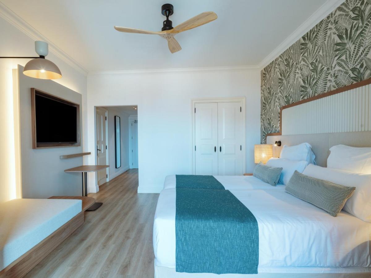 Uma cama ou camas num quarto em Dreams Madeira Resort Spa & Marina